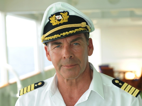 „Das Traumschiff" - Sascha Hehn als Chefsteward „Victor Burger" (1981-1987) / Erster Offizier „Stefan Burger" (1987-1991) / Kapitän „Victor Burger" (2014-2019)